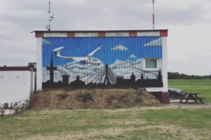 Flugzeug-Hütte-Graffiti--1024x1024